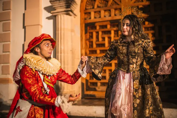 İspanyol sömürgesi döneminden flört eden bir çift geleneksel İspanyol kırmızı yakalı bir adam ve prenses tarzı taç giyen güzel elbiseli bir kız..