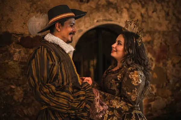 İspanyol sömürgesi döneminden flört eden bir çift, büyük şapkalı geleneksel İspanyol takım elbiseli bir adam, ve prenses tarzı bir tacı olan güzel elbiseli bir kız..