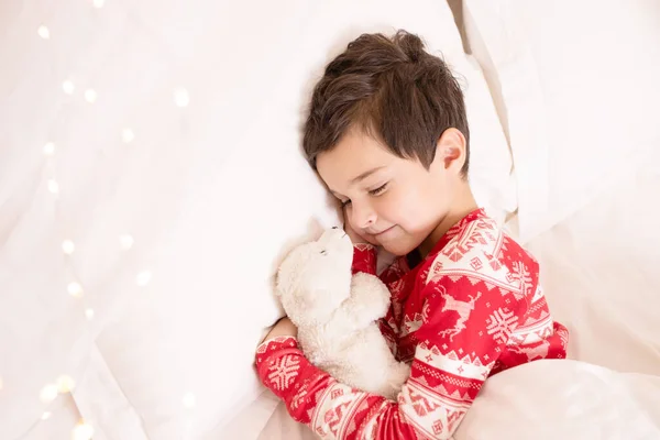 Wesoły Dzieciak Czerwonej Świątecznej Piżamie Sypialni Portret Kaukaskiego Dziecka Feriach — Zdjęcie stockowe