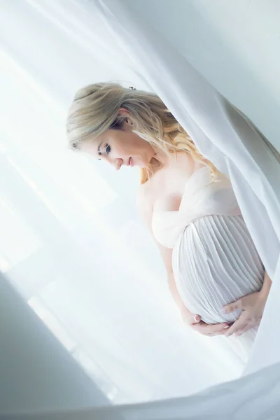 Vacker Gravid Kvinna Vid Fönstret Lycklig Blivande Mor Kramar Försiktigt — Stockfoto