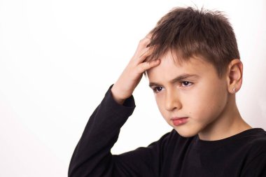Kafkasyalı çocuk stres içinde başını tuttu. Sorunlar, duygular, çocuk psikolojisi, eğitim kavramı. 