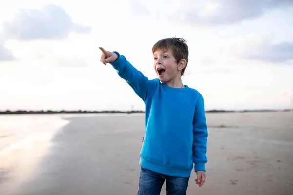 Sorprendido Niño Extendió Mano Hacia Adelante Señalando Con Dedo Mar — Foto de Stock