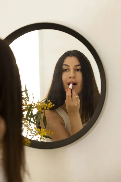 Piękna Młoda Kobieta Maluje Usta Przed Lustrem Biała Brunetka Brązowymi — Zdjęcie stockowe