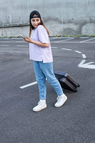 Egy Lány Egy Bőrönddel Parkolóban Mobiltelefonnal Diák Tanulni Jött Egyetemi — Stock Fotó