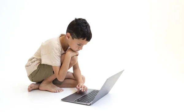 Criança Focada Com Laptop Aberto Senta Fundo Estúdio Branco Menino — Fotografia de Stock
