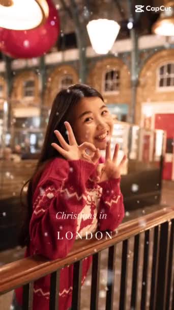 Animatie Foto Van Vrolijk Aziatisch Meisje Poseren Straat Van Londen — Stockvideo