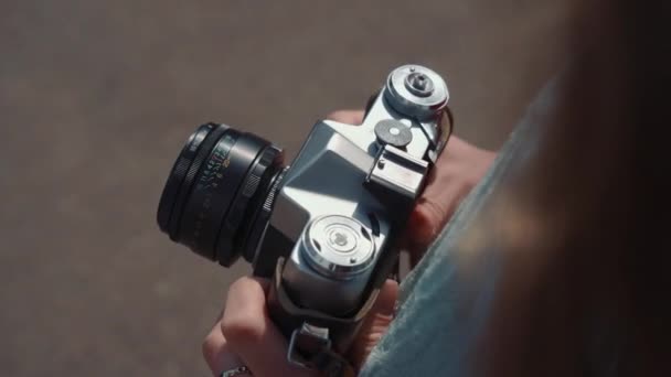 Die Alte Kamera Manuell Einrichten Menschliche Hände Verwenden Einen Ring lizenzfreies Stockvideo