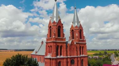 Kutsal Havariler 'in Gotik Kilisesi. Köyün kırmızı tuğlası Peter ve Paul. Eski Vasilishki, Grodno bölgesi, Belarus..