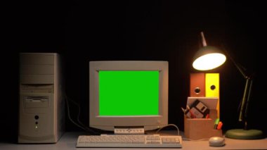 Krom anahtar yeşil ekranlı Retro PC, Eski bilgisayar stüdyosu yakın çekim, Masaüstü antika dalga görüntüsü