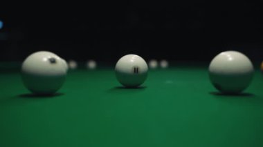 Yakın plan. Rus bilardosu için sarı bir top, beyaz bir topa çarpıyor..