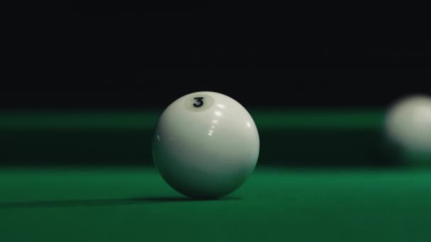 俄罗斯台球游戏 黄球击中了一个白球 在背景音乐中 一个白色的球从焦点上滚动出来 — 图库视频影像