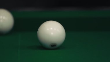 Kapalı kapılar ardında bilardo, bilardo, bilardo ve bilardo oynanan bilardo oynanan bilardo oynanır.