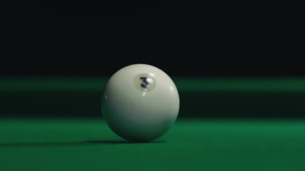 黄色いボールが白いボールを打つ 背景には 白いボールが焦点からロールアウトします — ストック動画
