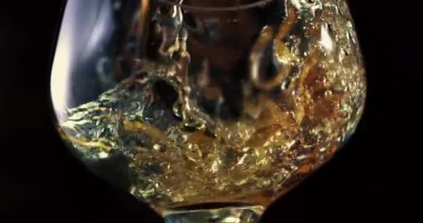 水滴下降的啤酒杯 在杯子里放一滴水的冰啤酒 — 图库视频影像