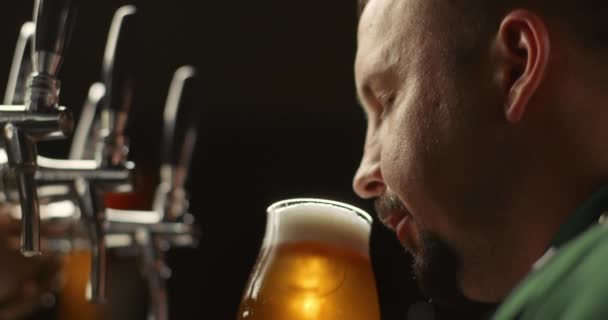 Atraktivní Muž Pije Pivo Ochutnávám Čerstvě Uvařené Pivo Pohledný Mladý — Stock video