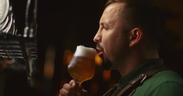Barista Guardando Birra Nel Bicchiere Lavorando Suo Pub Birra Artigianale — Video Stock