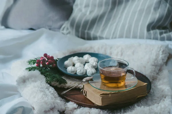 Χριστουγεννιάτικο Πρωινό Κρεβάτι Σκηνή Ώρα Για Τσάι Ζεστό Εικόνα Αρχείου