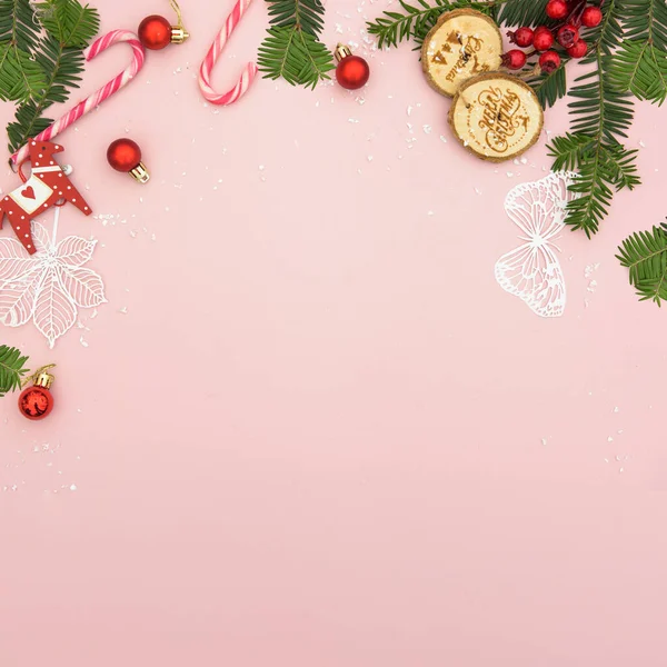 装飾品やクリスマスツリーとピンクのクリスマスの背景 — ストック写真