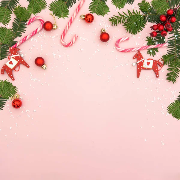 装飾品やクリスマスツリーとピンクのクリスマスの背景 — ストック写真