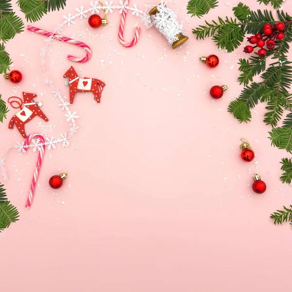 用装饰品和圣诞树粉红的圣诞背景 图库照片