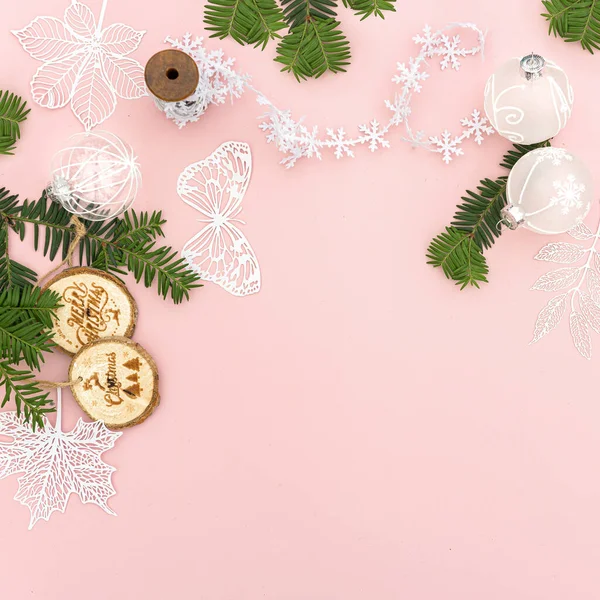 用玻璃球和圣诞树粉红圣诞背景 免版税图库图片