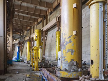 Hidroelektrik santralinin su seviyesinin düzenlenmesi için hidrolock sürücüleri olan salon.