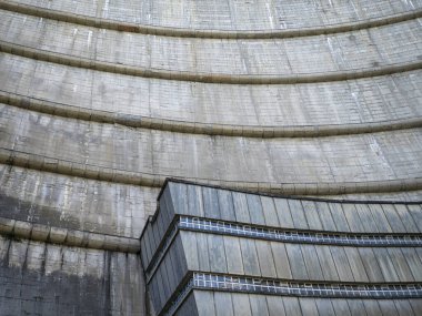 Enguri hidroelektrik barajının dışındaki beton, endüstriyel arka plan.