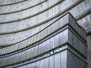 Enguri hidroelektrik barajının dışındaki beton, endüstriyel arka plan.
