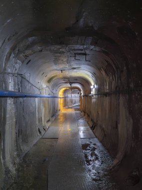 Eski terk edilmiş yeraltı sığınağında, kemerli tavanlı, karanlık, tüyler ürpertici büyük bir tünel. Tünelin sonundaki ışık kavramı.