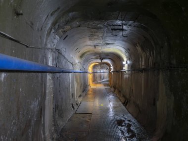 Eski terk edilmiş yeraltı sığınağında, kemerli tavanlı, karanlık, tüyler ürpertici büyük bir tünel. Tünelin sonundaki ışık kavramı.