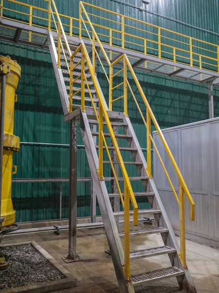Intérieur Industriel Escalier Métallique Coloré Avec Balustrades Jaunes — Photo