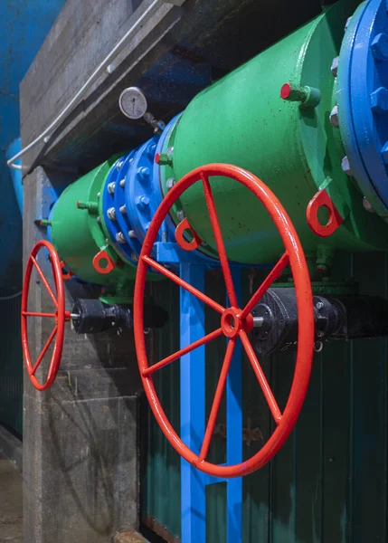 Sanitärrohr Mit Regulierungssystem Und Drucksensor Zwei Große Rote Kugelhahn Mit — Stockfoto