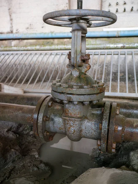 Schließventil Einer Großen Pipeline Einem Industrieraum Zur Versorgung Mit Hochdruckwasser — Stockfoto