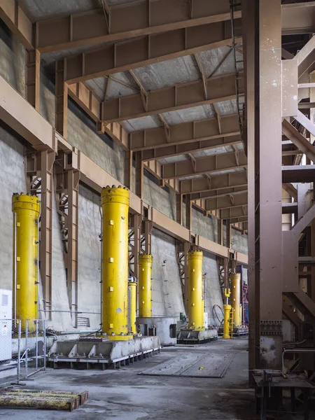 Halle Mit Hydrolock Antrieben Zur Pegelregulierung Stausee Wasserkraftwerk — Stockfoto
