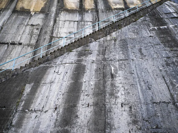Treppe Mit Blauem Metallgeländer Der Außenwand Eines Wasserkraftwerks Hintergrund Industriellen — Stockfoto