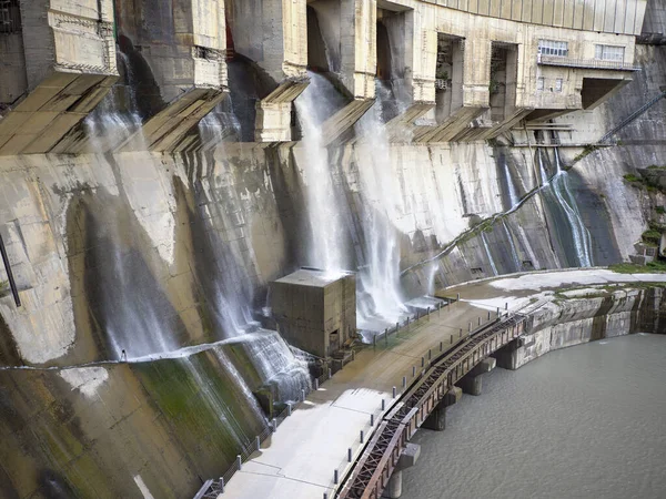 Scarico Dell Acqua Dalla Diga Della Centrale Idroelettrica Enguri Vista — Foto Stock