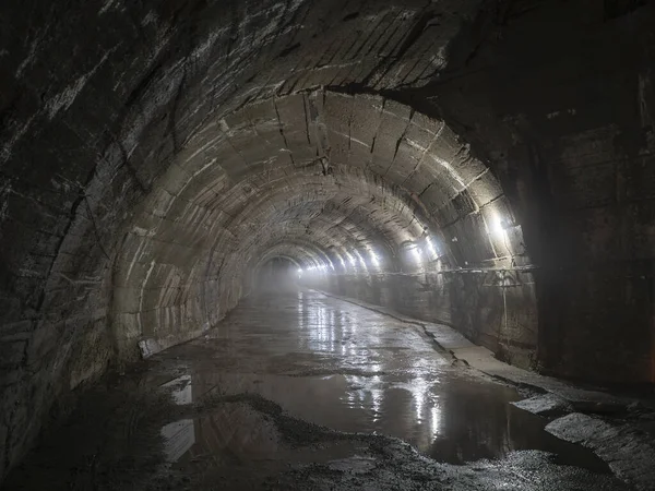 Túnel Grande Assustador Escuro Com Teto Arqueado Antigo Bunker Subterrâneo — Fotografia de Stock