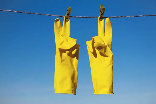 Yellow Rubber Protective Gloves Work Cleaning Hanging Rope Clothespins Blue — Stock Photo, Image
