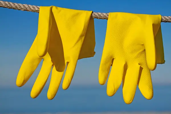 Luvas Proteção Borracha Amarela Para Trabalho Limpeza Penduradas Uma Corda — Fotografia de Stock