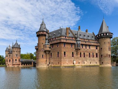 De Haar Kalesi dış tarafı, Utrecht, Hollanda. Hollanda 'nın en ünlü ve en büyük ortaçağ şatosu, turistik bölge, güneşli yaz günlerinde gölden manzaralı.