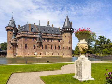 De Haar Kalesi dış ve park, Utrecht, Hollanda. Hollanda 'nın en ünlü ve en büyük şatosu, turizm simgesi.