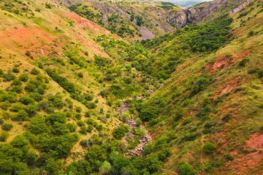 Güney Kazakistan bölgesindeki Akkum Kanyonu. Kazygurt bölgesinde kırmızı kil bulunan antik bir kanyon. Kazaklar için kutsal Müslüman yeri Akkum Vadisi