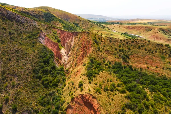 南カザフスタン地域のキャニオンアクカム カジグルト地方の赤い粘土を持つ古代の峡谷 カザフスアクーム渓谷の神聖なイスラム教徒の場所 — ストック写真