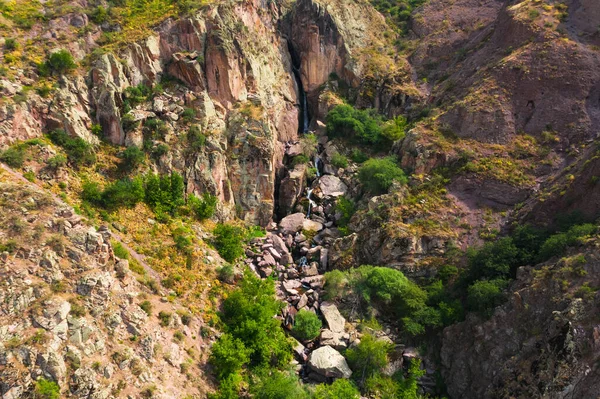 南哈萨克斯坦地区的峡谷Akkum 卡齐格地区有瀑布的古老峡谷 Akkum山谷Kazakhs穆斯林圣地的圣瀑布 — 图库照片