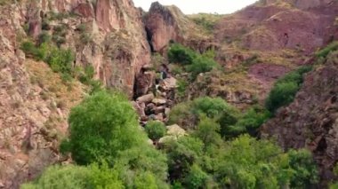 Güney Kazakistan bölgesindeki Akkum Kanyonu. Kazygurt bölgesinde şelalesi olan antik bir kanyon. Akkum vadisinde Kazaklar için kutsal şelale yeri.