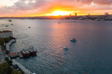 Türk gemileri ve yatları Boğaz 'da seyrediyor. Akşamları Boğaz 'da deniz trafiği. Türk Boğazı 'nda Gün Batımı