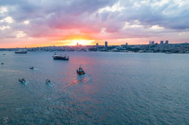 Türk gemileri ve yatları Boğaz 'da seyrediyor. Akşamları Boğaz 'da deniz trafiği. Türk Boğazı 'nda Gün Batımı