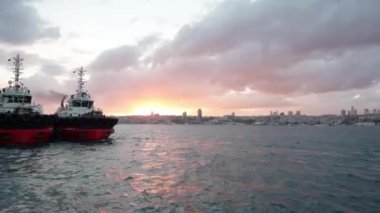 İstanbul, Türkiye 06.11.2022. Türk gemileri ve yatları Boğaz 'da seyrediyor. Akşamları Boğaz 'da deniz trafiği. Türk Boğazı 'nda Gün Batımı