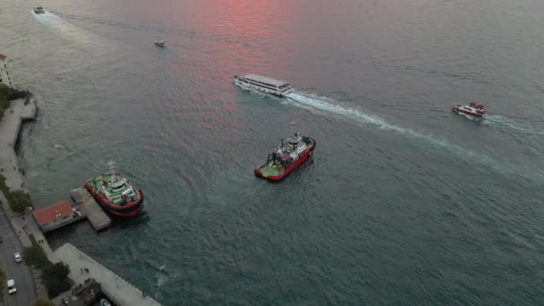 イスタンブール トルコ06 2022 ボスポラス川を航行するトルコ船やヨット 夕方にはボスポラス海峡での海上交通 トルコ海峡の夕日 — ストック動画