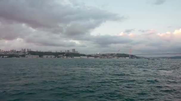 イスタンブール トルコ06 2022 ボスポラス川を航行するトルコ船やヨット 夕方にはボスポラス海峡での海上交通 トルコ海峡の夕日 — ストック動画